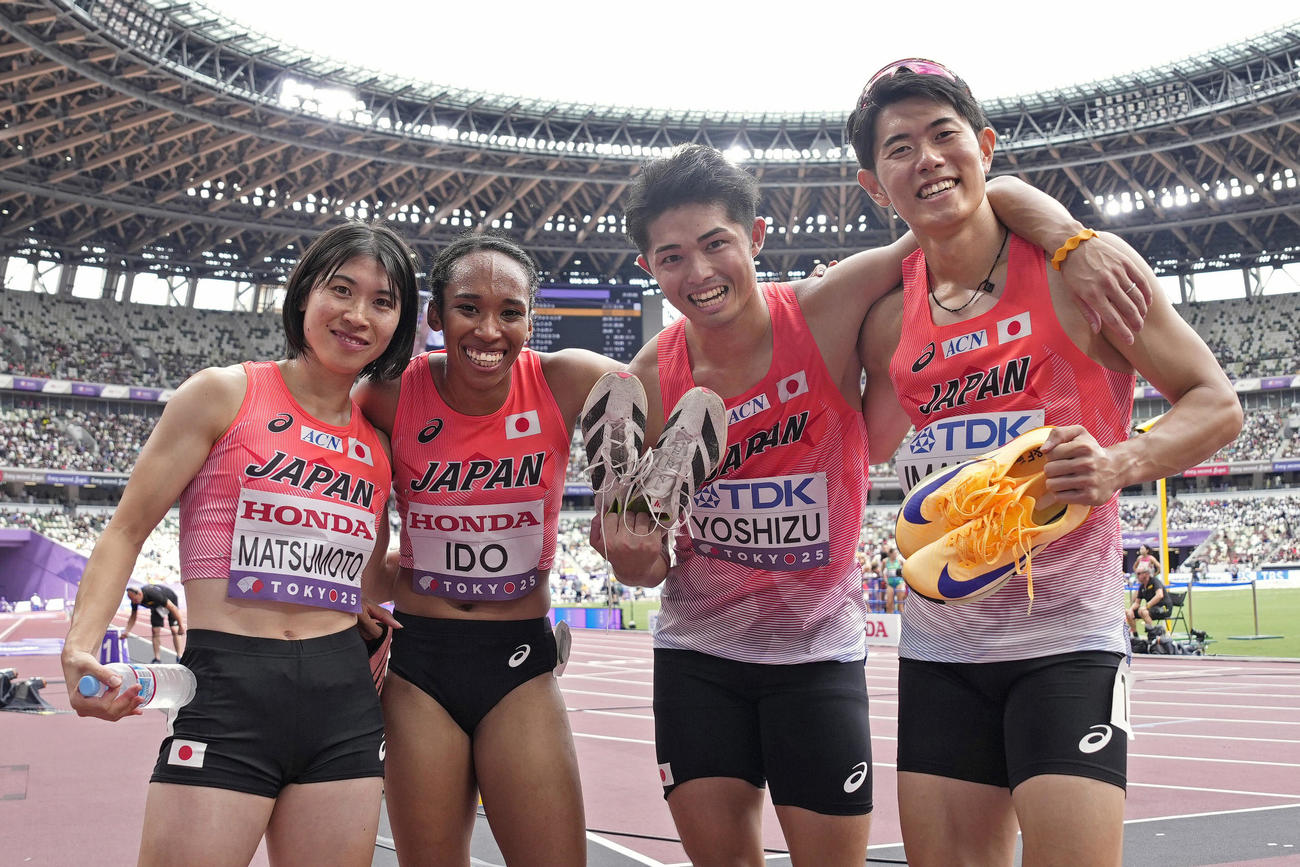 混合1600メートルリレー予選で3分12秒08の日本新をマークした（左から）松本奈菜子、井戸アビゲイル風果、吉津拓歩、今泉堅貴（共同）