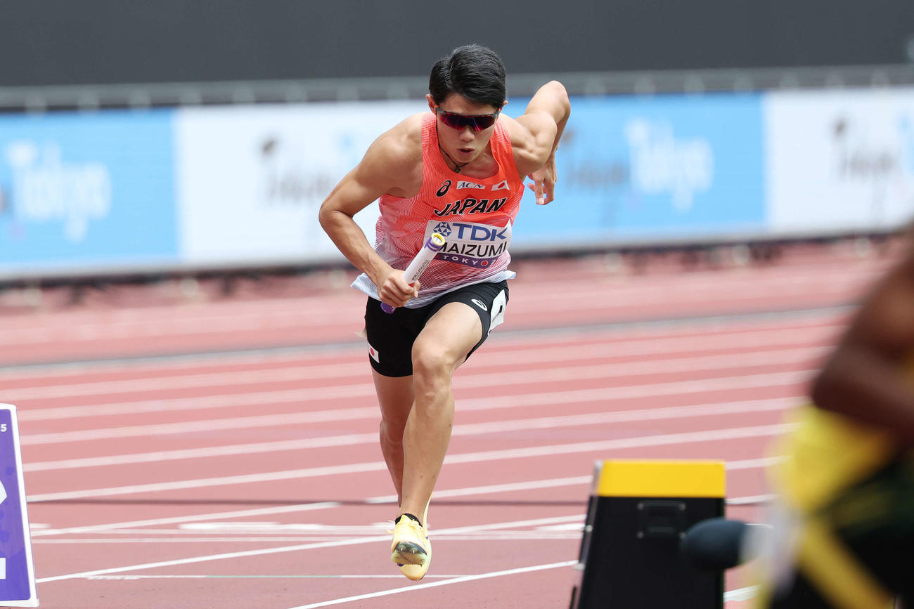 混合1600メートルリレー予選　スタートする1走のの今泉（撮影・宮地輝）
