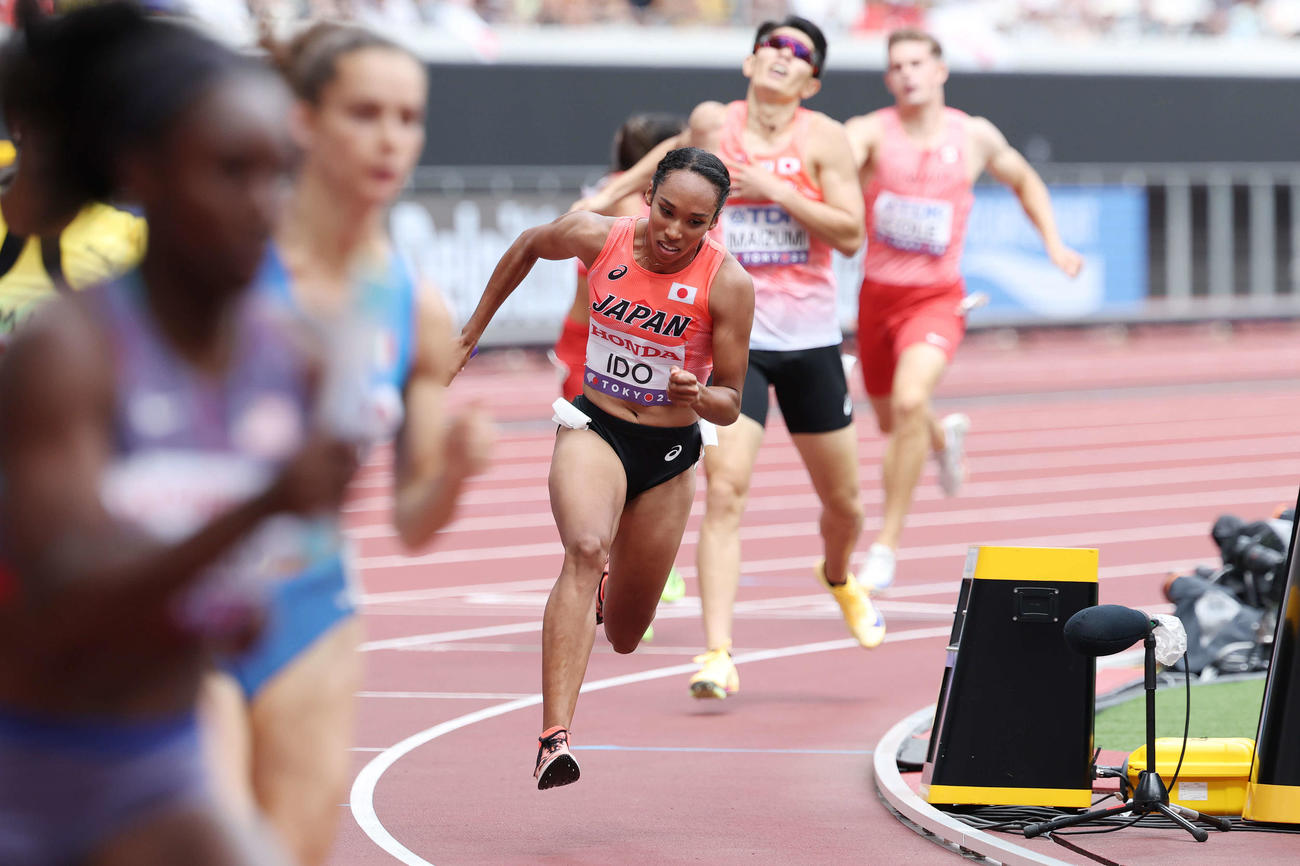 混合1600メートルリレー予選　バトンを受け取り力走する2走の井戸（撮影・宮地輝）