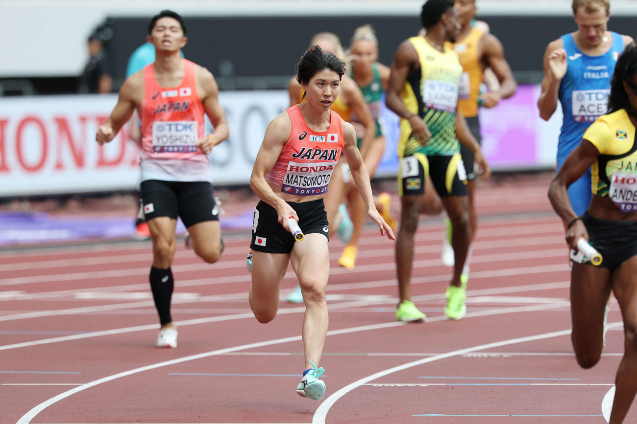 混合1600メートルリレー予選　バトンを受け取り力走するアンカーの松本（撮影・宮地輝）