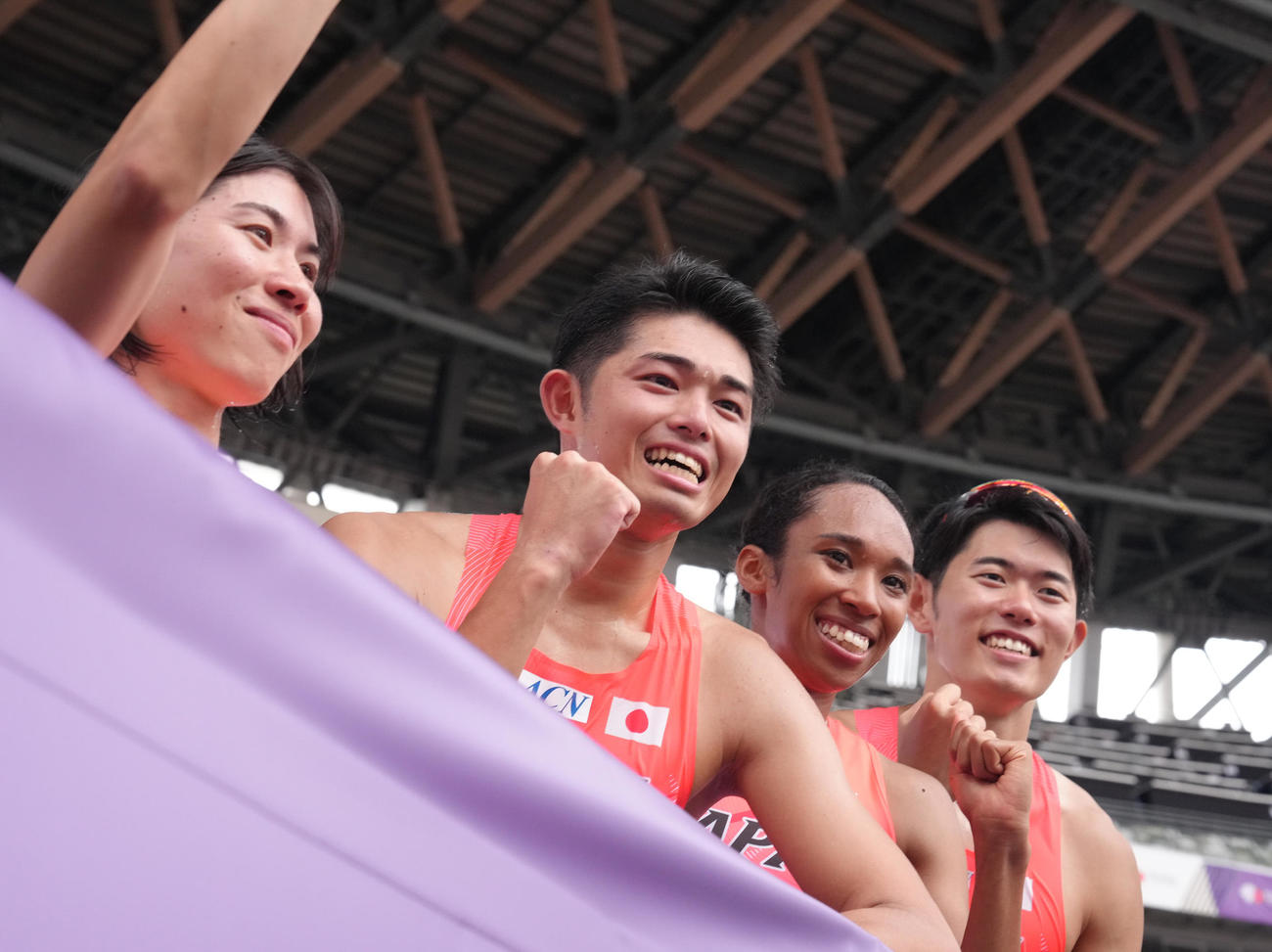 混合1600メートルリレーで決勝進出を決め笑顔を見せる、左から、松本、吉津、井戸、今泉（撮影・足立雅史）