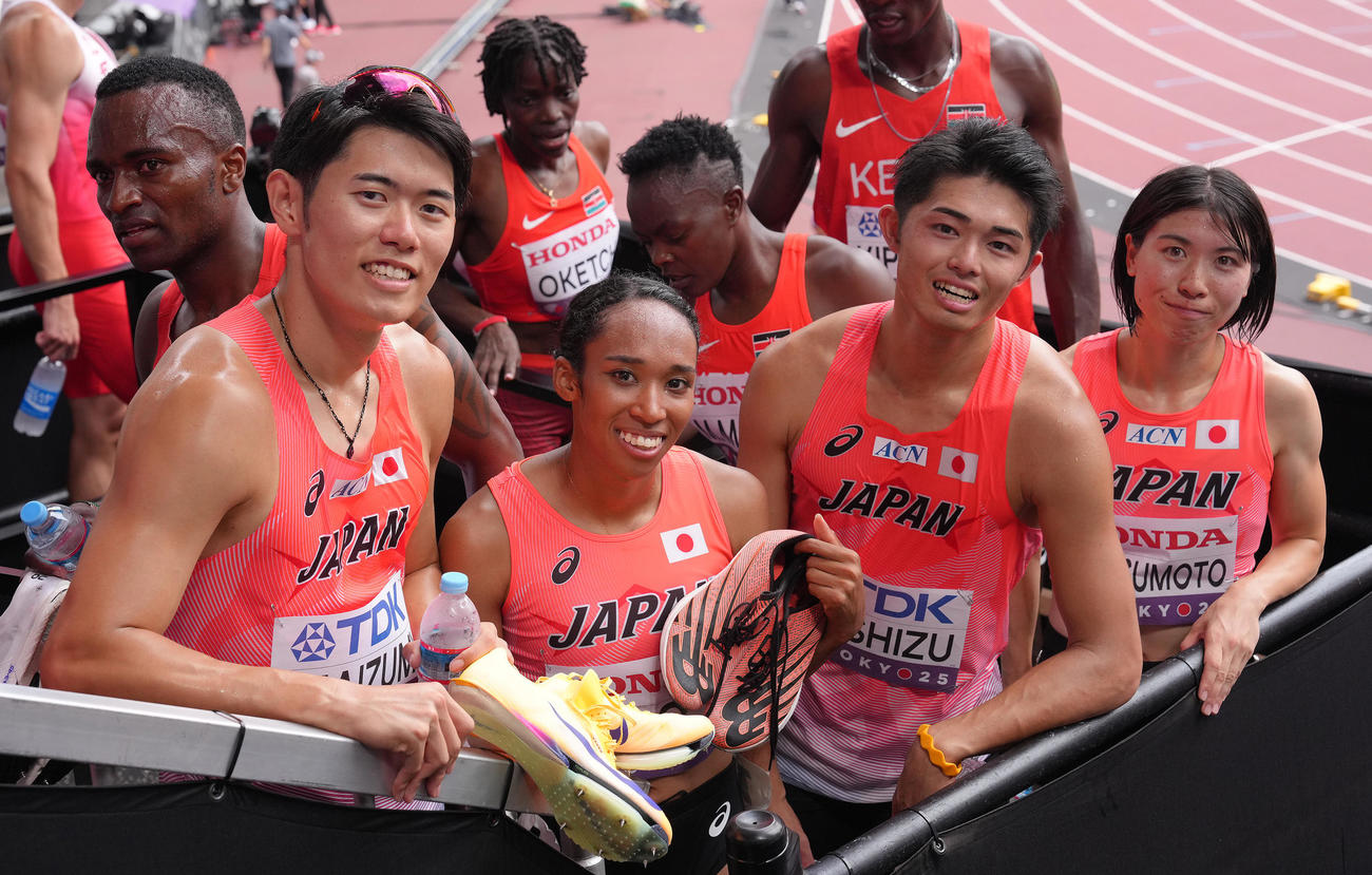混合1600メートルリレー予選のレースを終え、記念撮影に笑顔を見せる、左から、今泉、井戸、吉津、松本（撮影・足立雅史）
