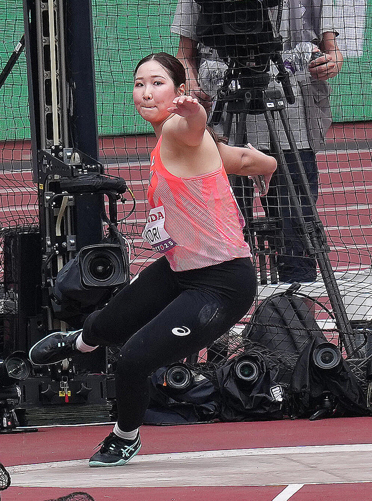 女子円盤投げの投てきに臨む郡（撮影・足立雅史）