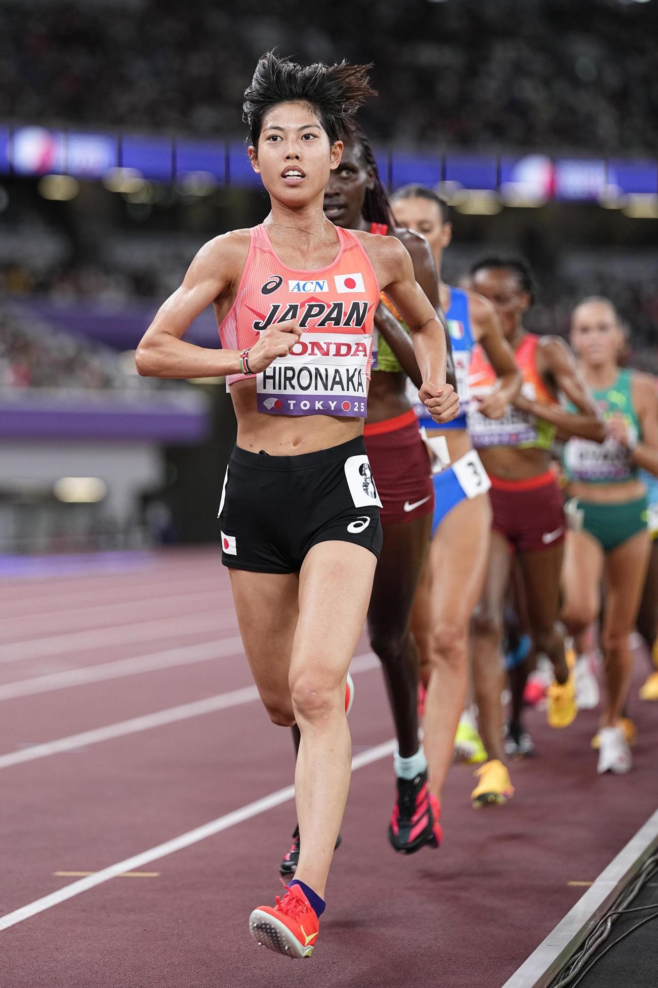 女子1万 メートル 　力走する広中璃梨佳（手前）（共同）