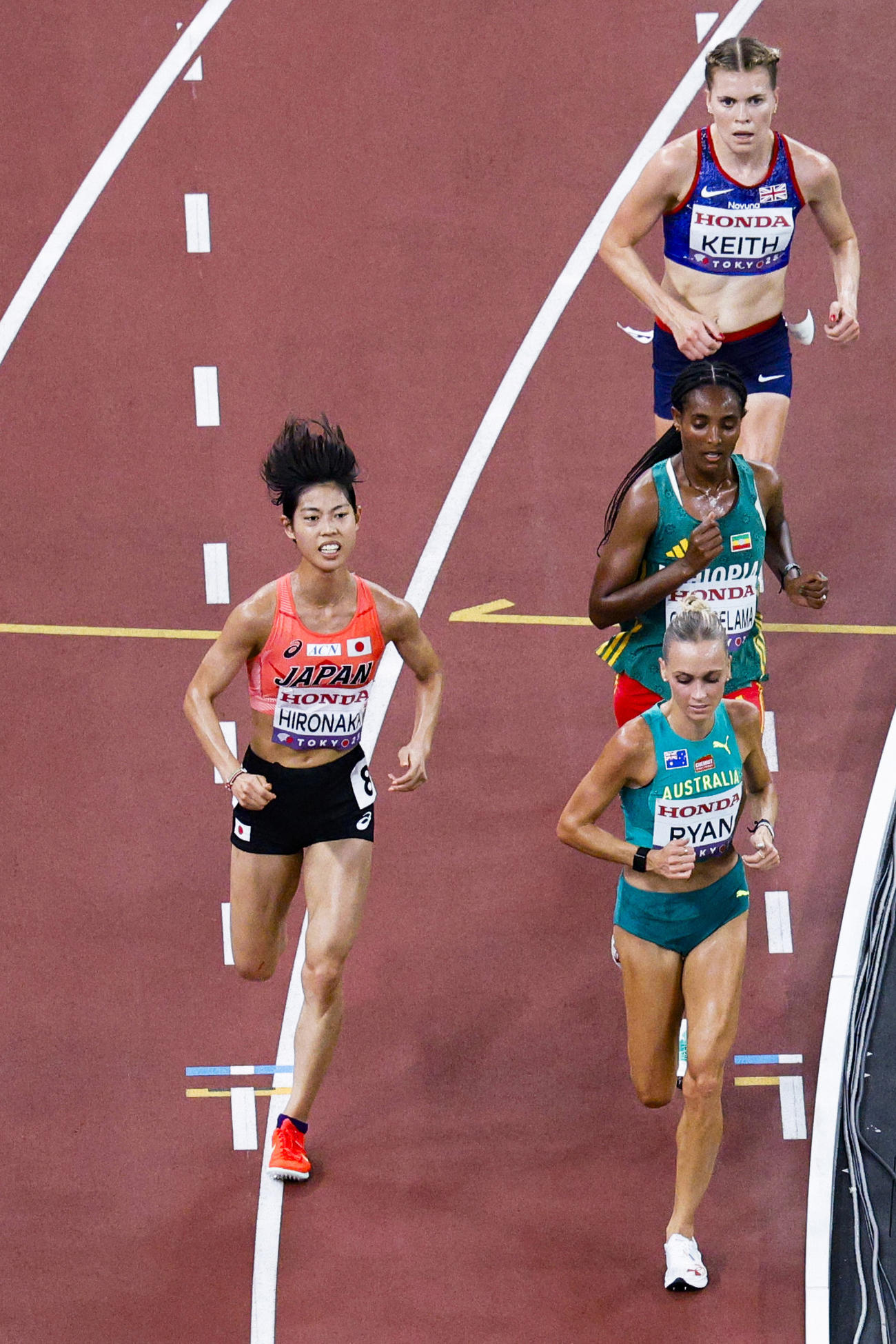 女子1万 メートル 　力走する広中璃梨佳（左）（共同）