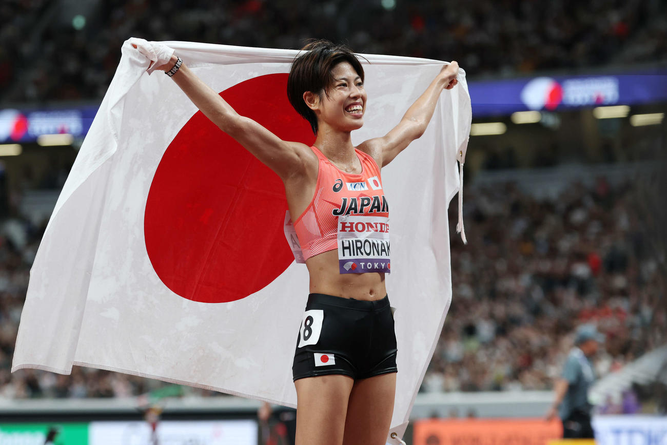 女子10000メートル　レース後、日の丸を手に笑顔の広中（撮影・宮地輝）