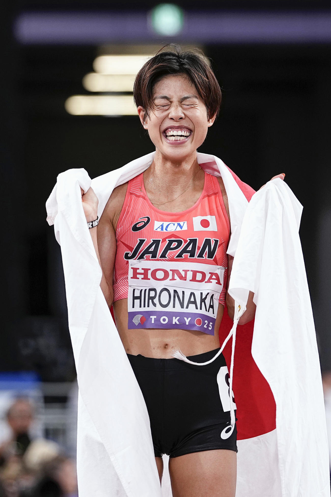女子1万 メートル 　6位入賞を果たし、喜ぶ広中璃梨佳（共同）