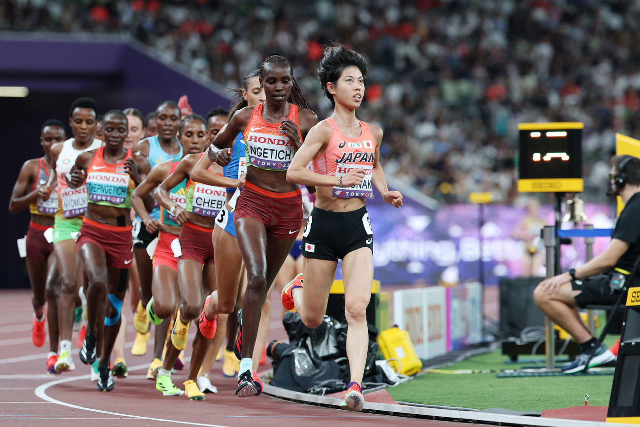 女子10000メートル　力走する広中（右）（撮影・宮地輝）