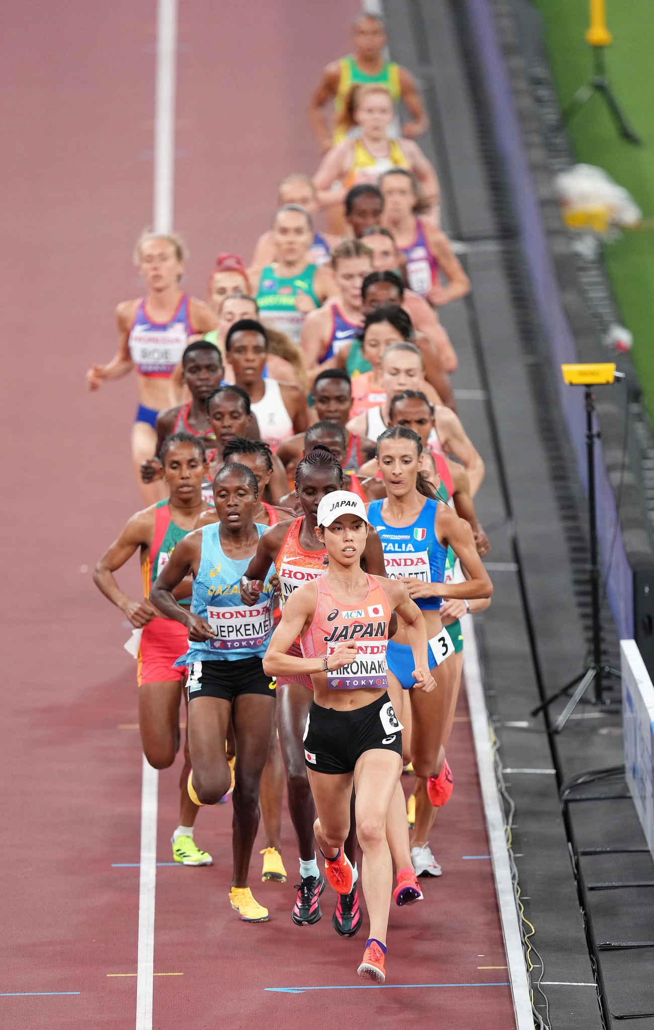 女子1万メートルで決勝で先頭を走る広中（撮影・足立雅史）