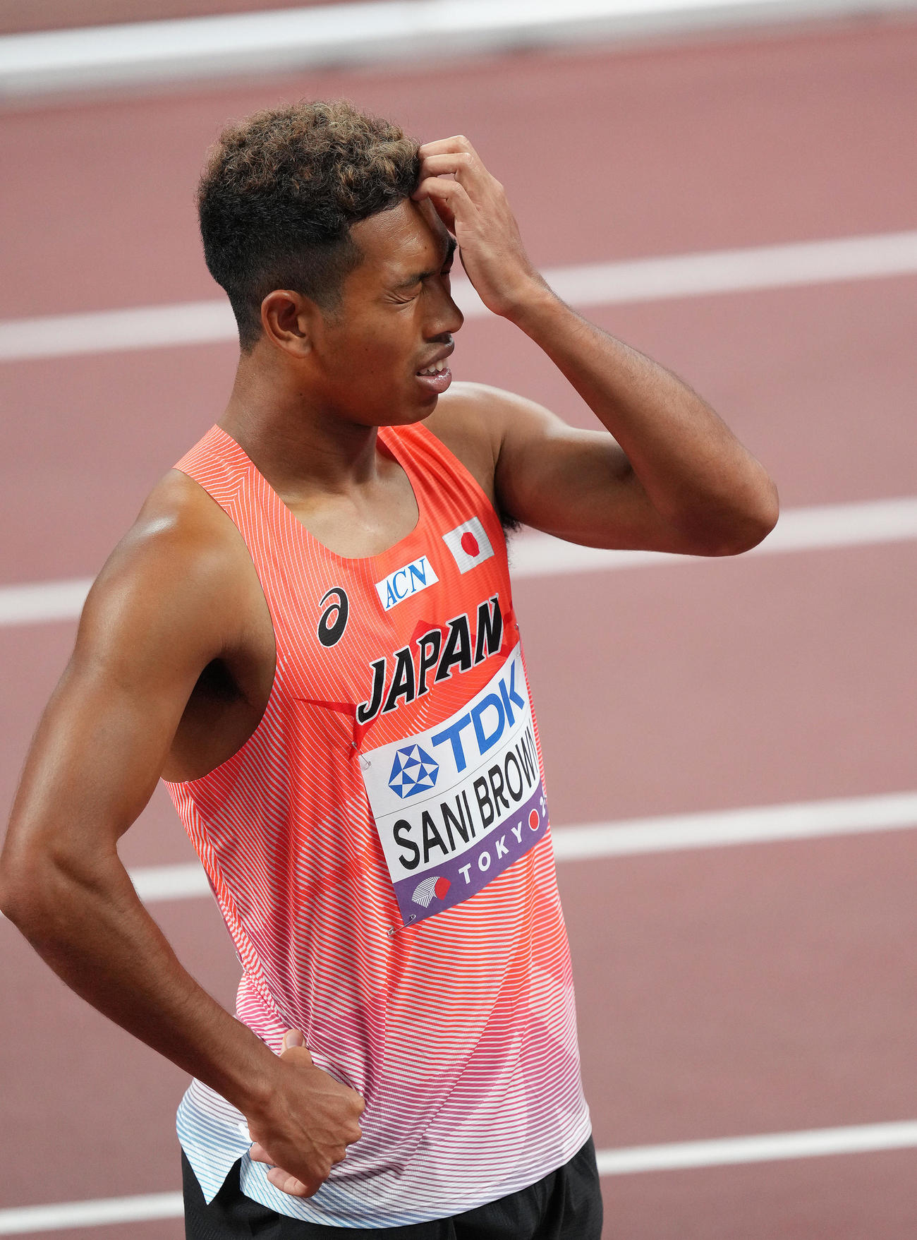 男子100メートル予選でゴールし厳しい表情を見せるサニブラウン（撮影・足立雅史）