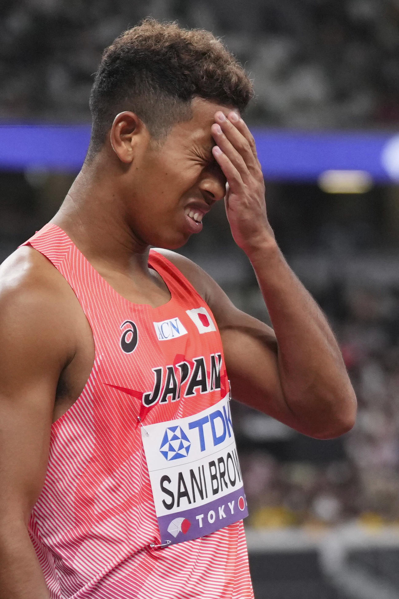 レースを終え、悔しそうな表情を見せるサニブラウン（共同）