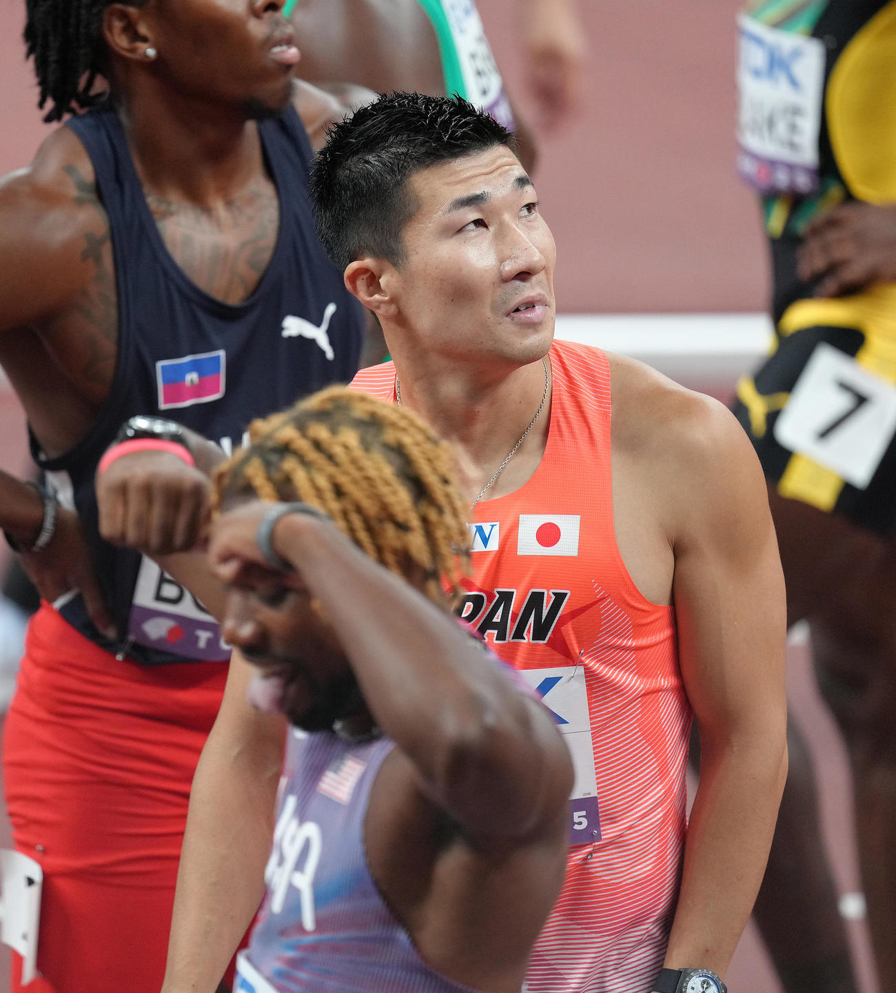 男子100メートル予選でゴールし悔しい表情を見せる桐生。手前はライルズ（撮影・足立雅史）