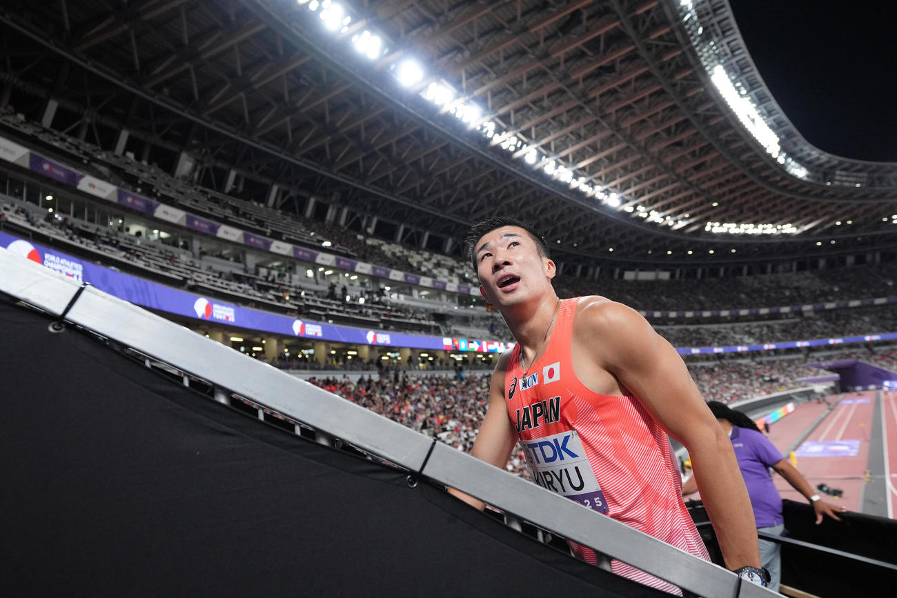 男子100メートル予選のレースを終え、がっくりと移動する桐生（撮影・足立雅史）