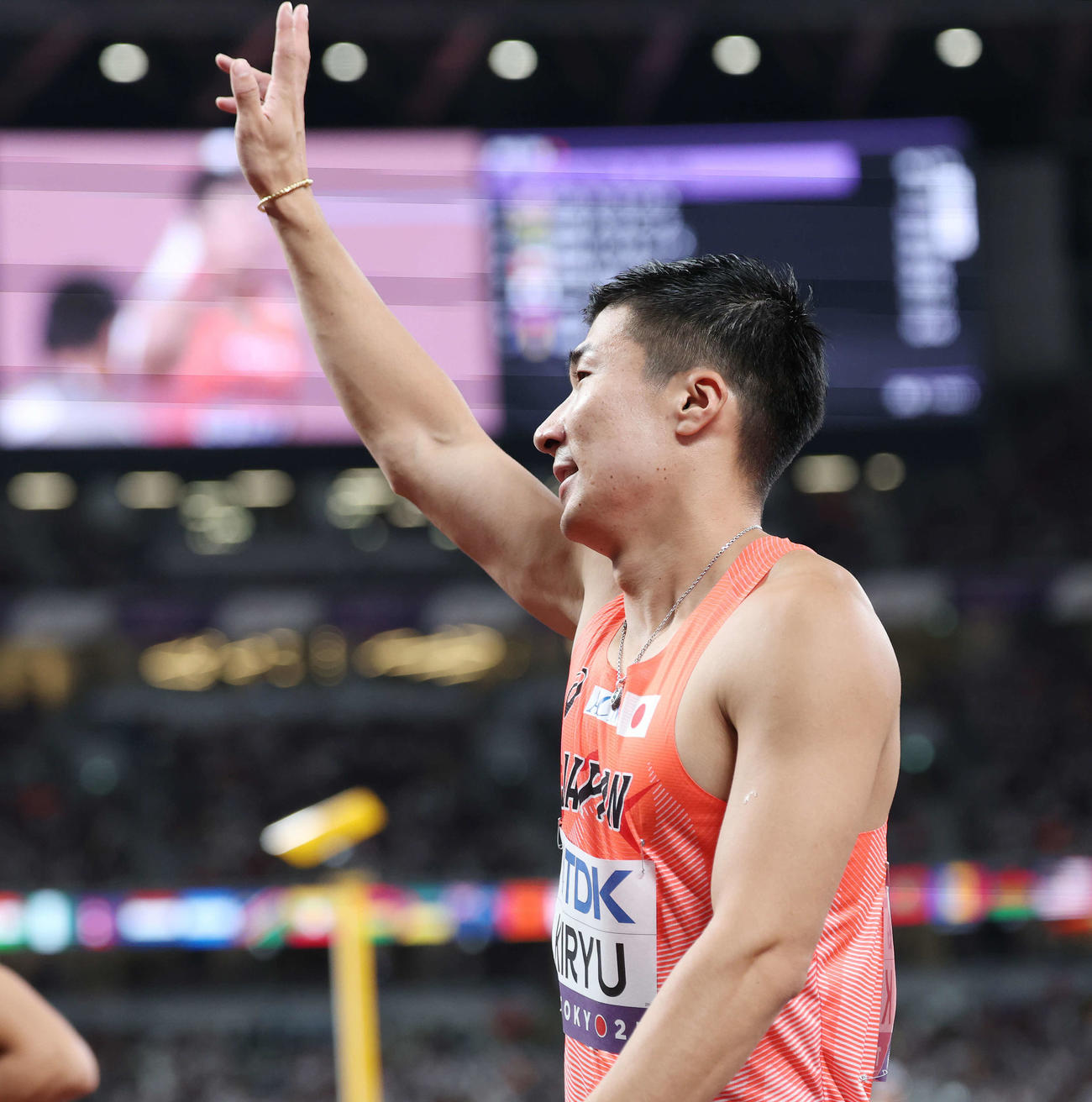 男子100メートル予選　レース後、ファンの声援に応える桐生（撮影・宮地輝）