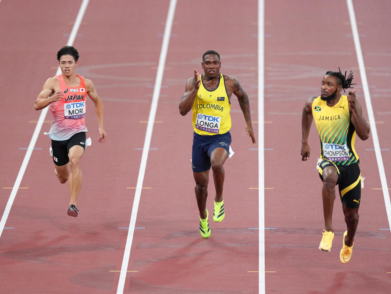 男子100メートル予選で力走する守（左）。右はジャマイカのトンプソン（撮影・足立雅史）
