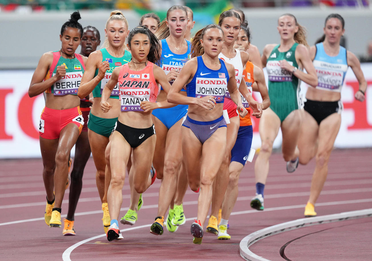 女子1500メートル予選で力走する田中（手前左から2人目）（撮影・足立雅史）