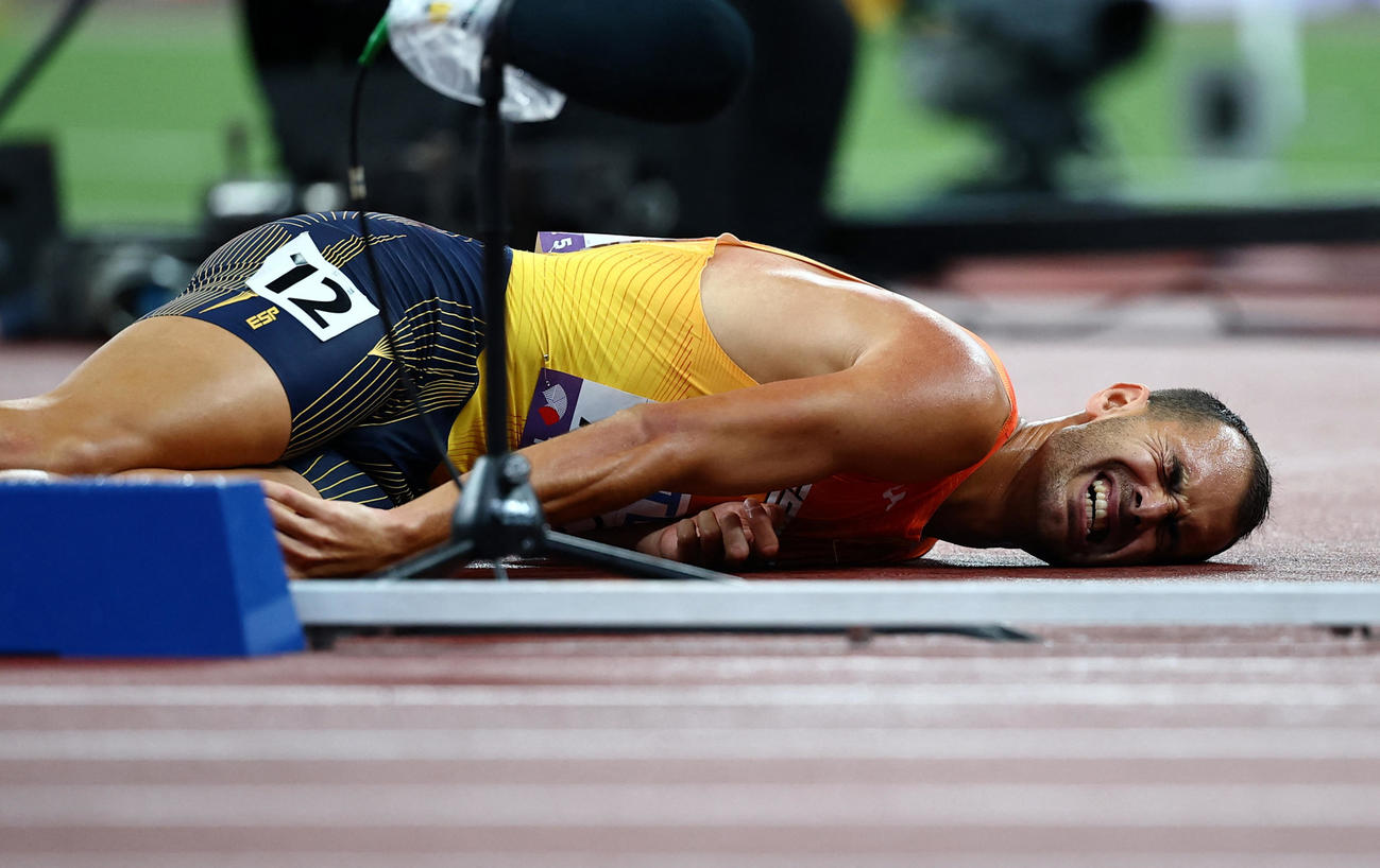 男子3000m障害予選　転倒したダニエル・アルセ（ロイター）