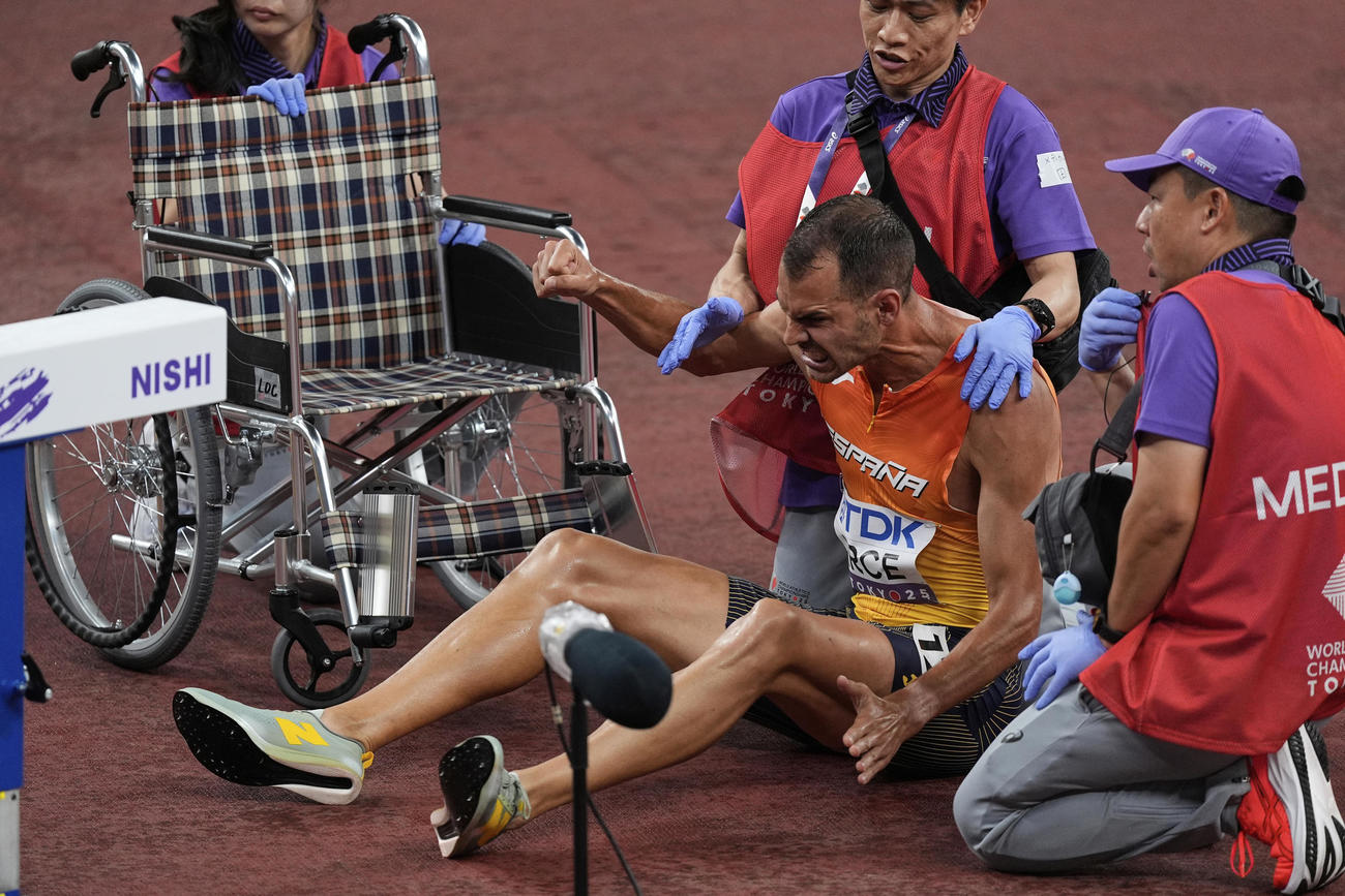 男子3000m障害予選　転倒したダニエル・アルセは車いすに乗せられる（AP）