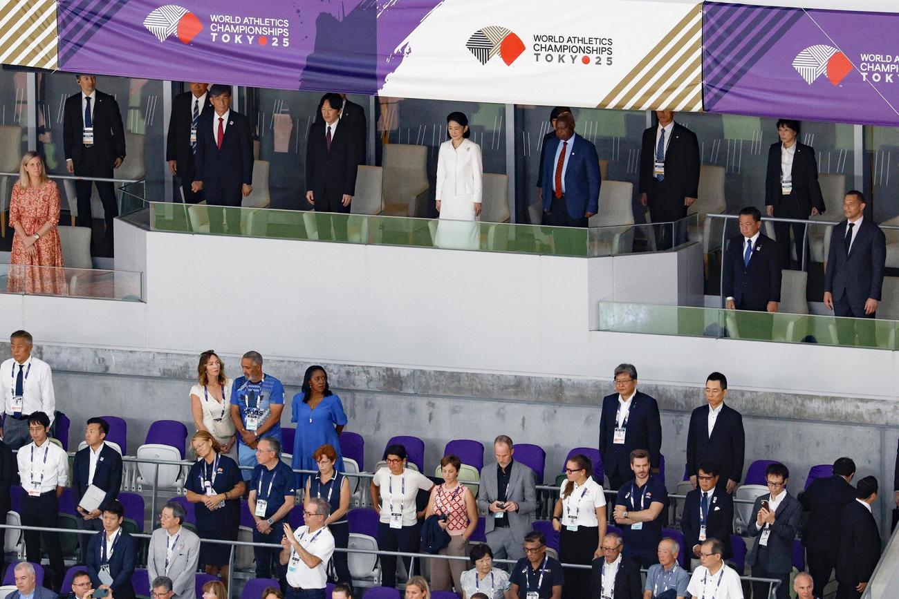 陸上の第20回世界選手権東京大会の開会式に出席される秋篠宮さまと秋篠宮妃紀子さま（共同）