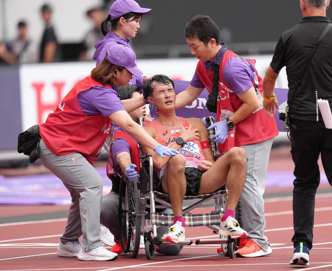 男子35キロ競歩決勝でゴールし、車いすで運ばれる川野（撮影・足立雅史）