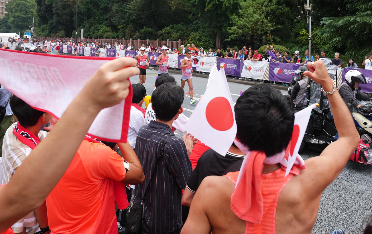 男子35キロ競歩決勝、多くの声援を受けながらレースに臨む、右から勝木、川野（撮影・足立雅史）