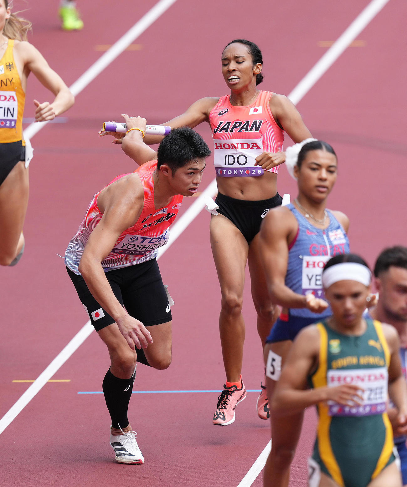 混合1600メートルリレー予選、2走井戸（後方）から3走吉津にバトンが渡る（撮影・足立雅史）