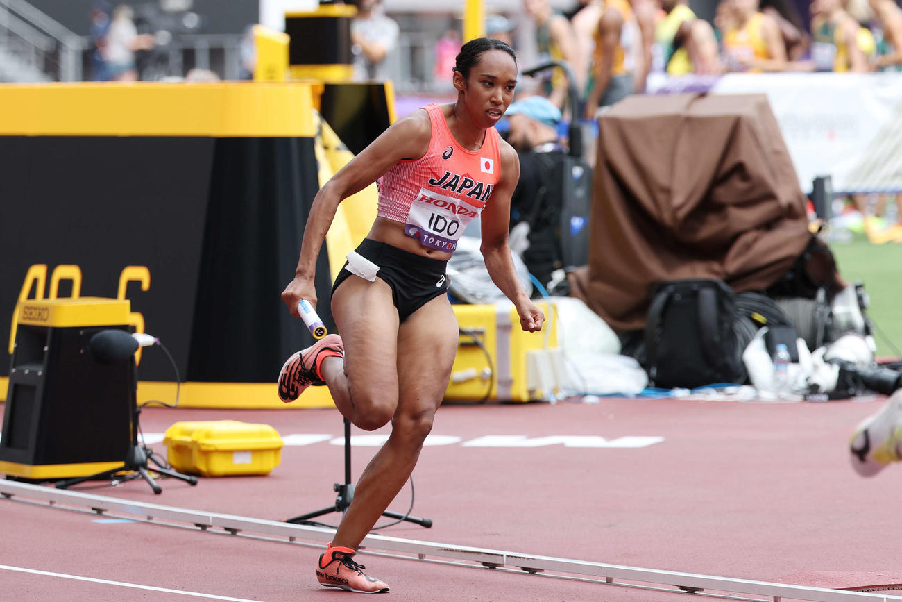 混合1600メートルリレー予選　力走する2走の井戸（撮影・宮地輝）