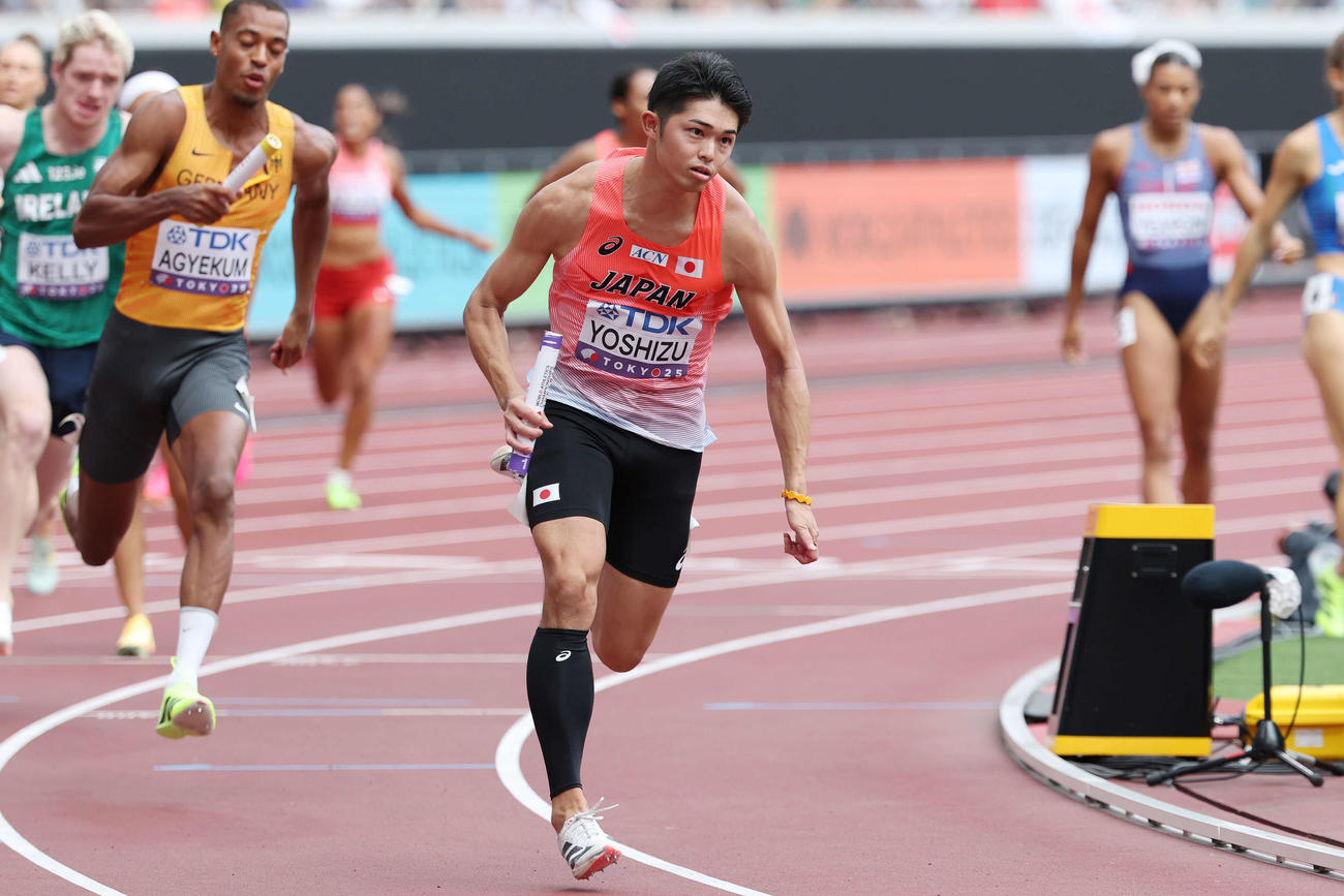 混合1600メートルリレー予選　力走する3走の吉津（撮影・宮地輝）