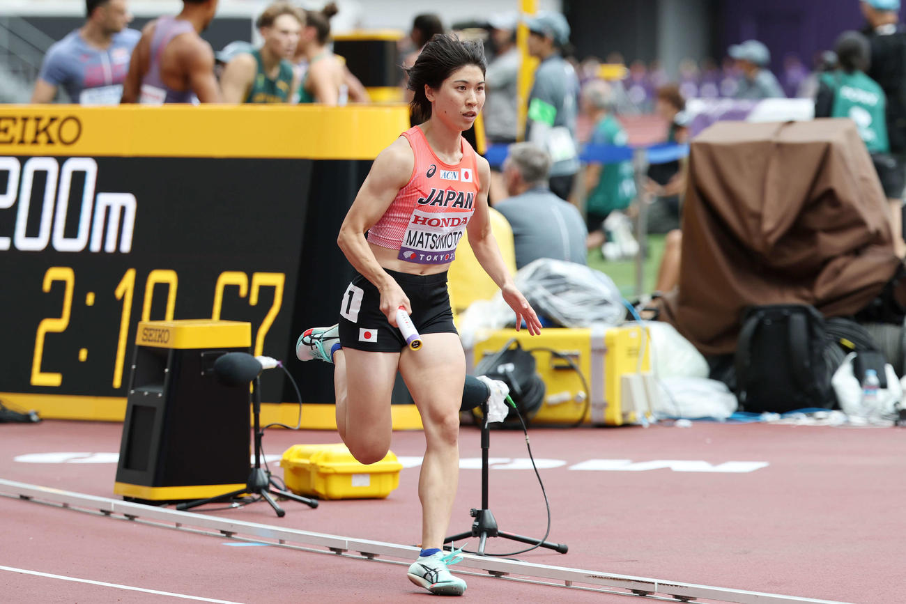 混合1600メートルリレー予選　力走するアンカーの松本（撮影・宮地輝）