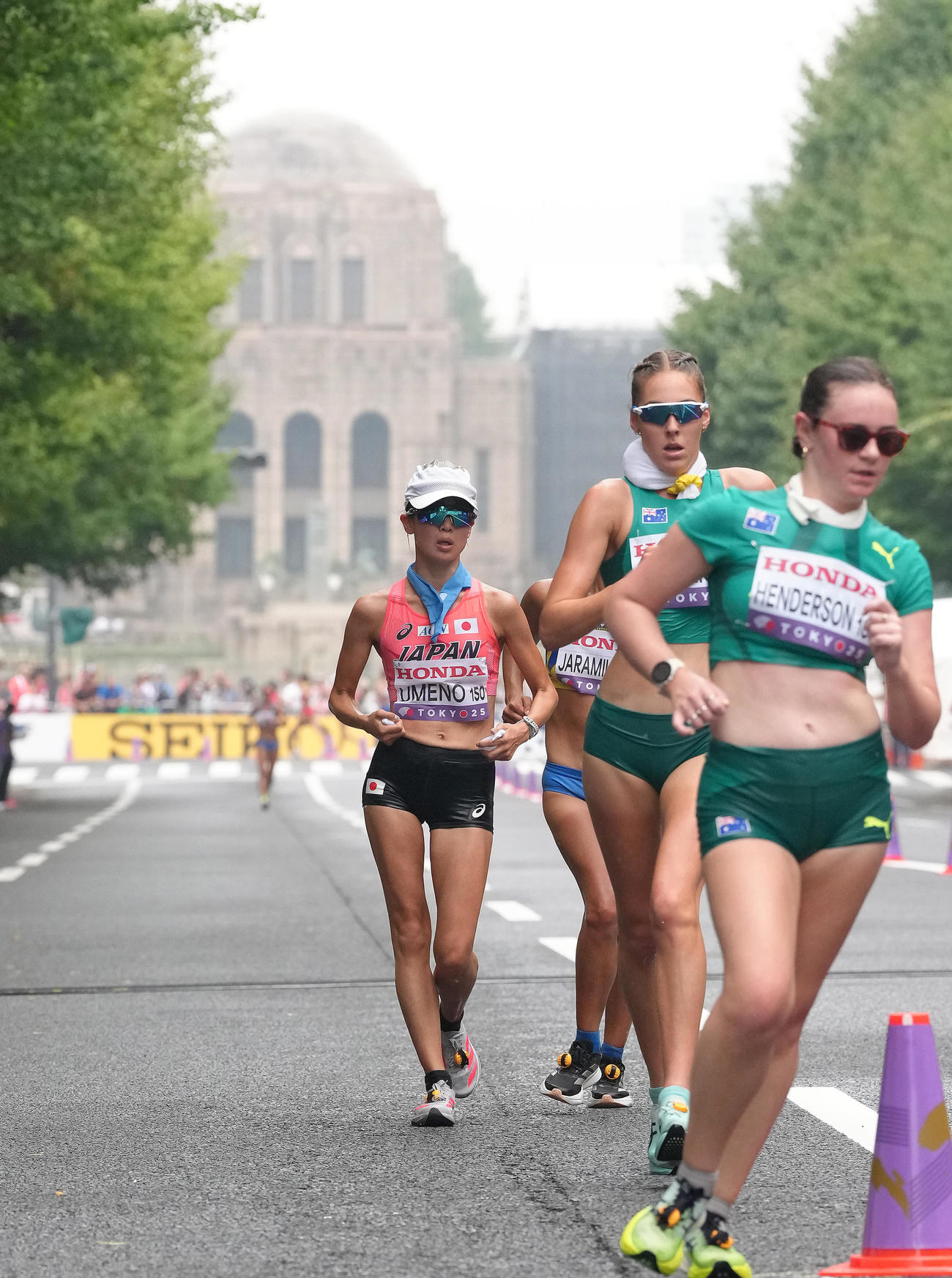 女子35キロ競歩決勝、絵画館を背にレースに臨む梅野（左）（撮影・足立雅史）