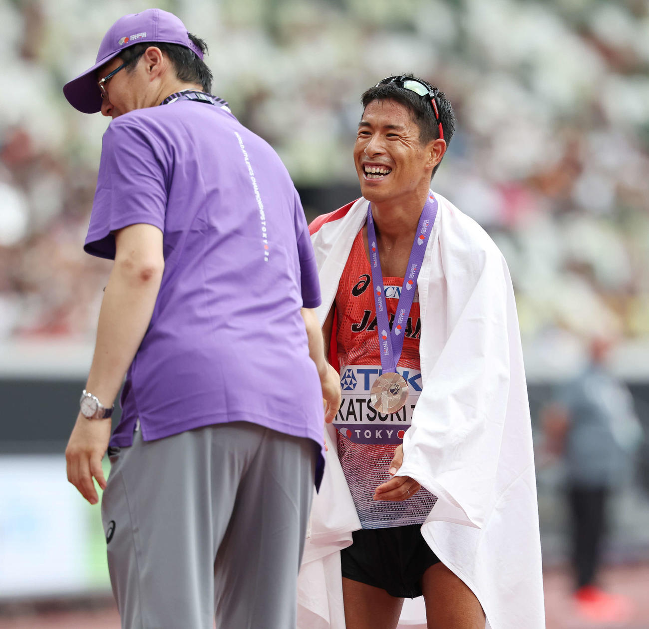 男子35キロ競歩　ボランティアから銅メダルをかけてもらい笑顔の勝木（撮影・宮地輝）
