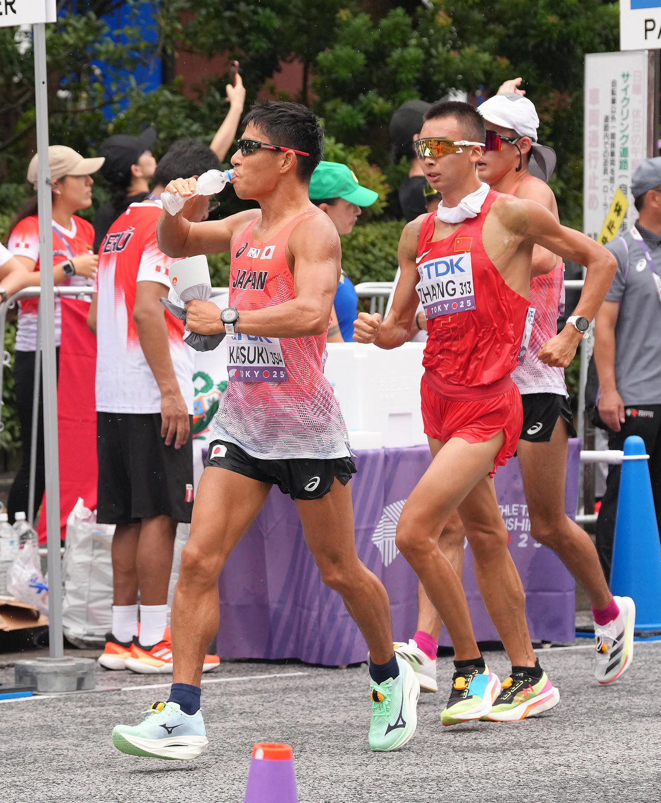 男子35キロ競歩決勝、周回コースで給水する勝木（左）（撮影・足立雅史）