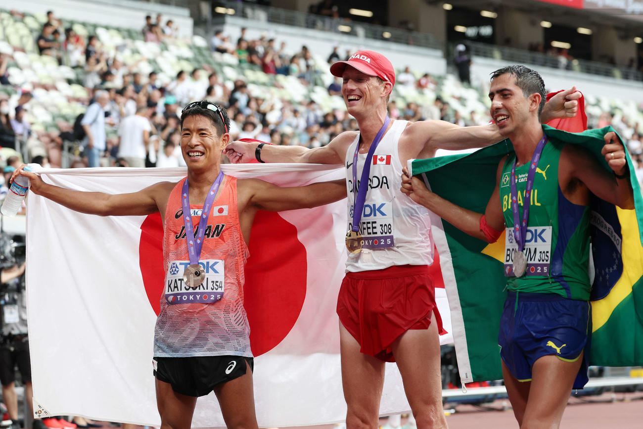 男子35キロ競歩　記念撮影する金メダルのカナダのダンフィー（中央）、銀メダルのブラジルのボンフィム（右）、銅メダルの勝木（撮影・宮地輝）