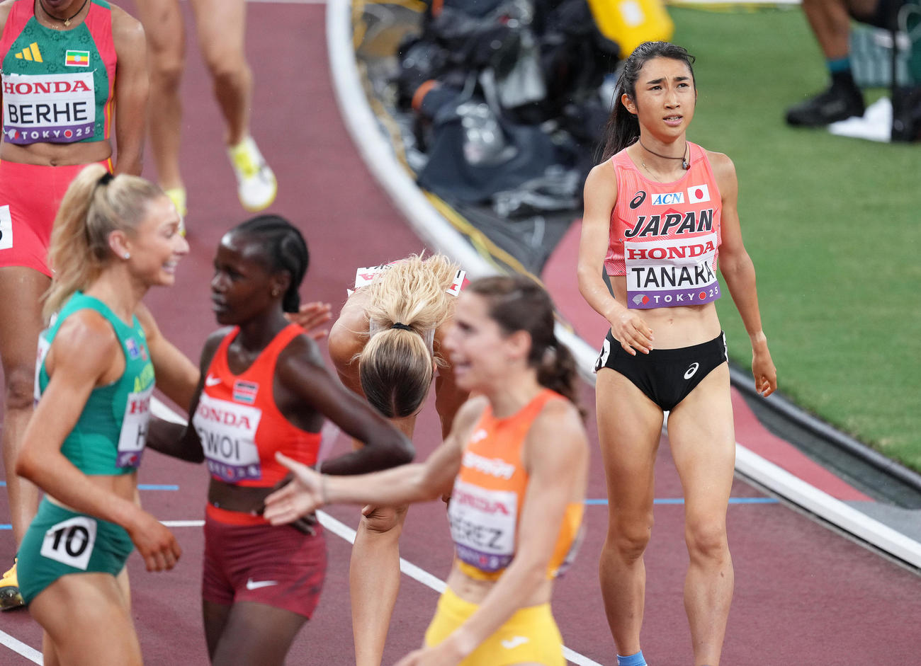 女子1500メートル予選でゴールし厳しい表情を見せる田中（撮影・足立雅史）