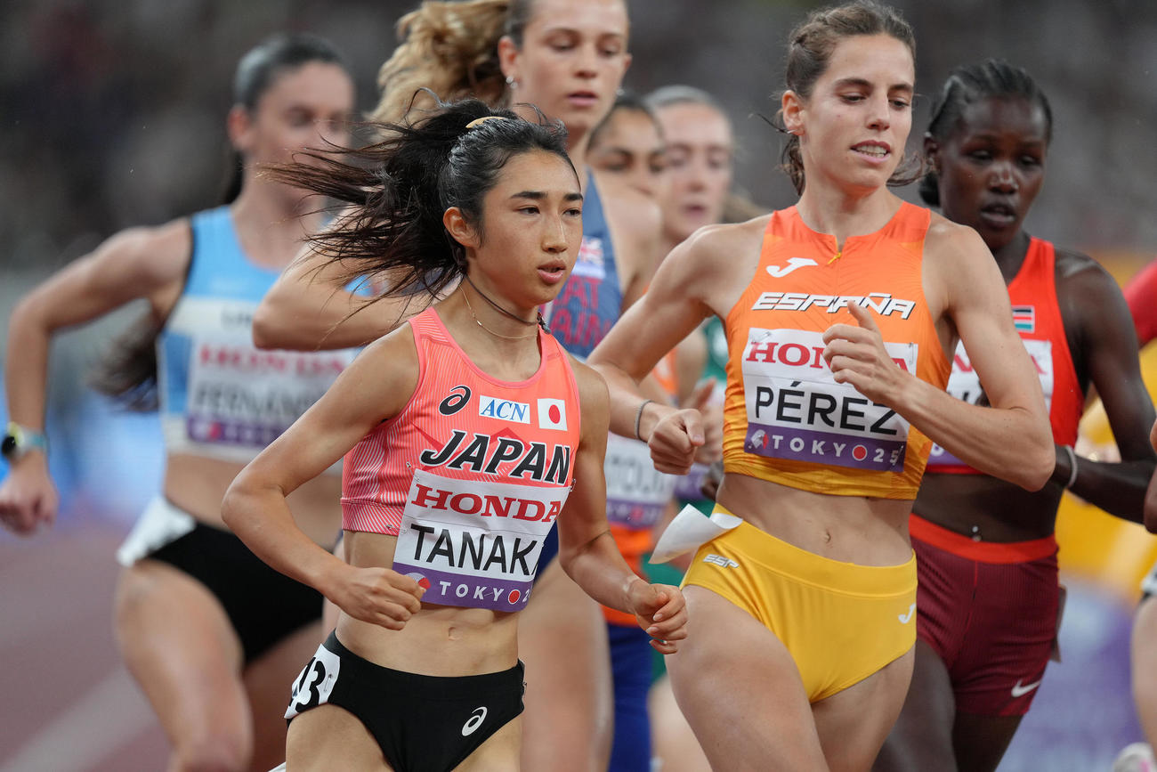 女子1500メートル予選で力走する田中（左）（撮影・足立雅史）