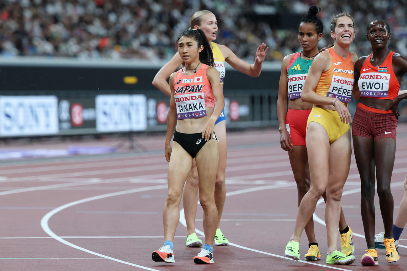 女子1500メートル予選　10位で予選敗退し厳しい表情の田中希実（左）（撮影・宮地輝）