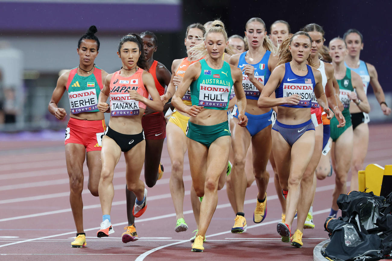 女子1500メートル予選　力走する田中（左から2人目）（撮影・宮地輝）