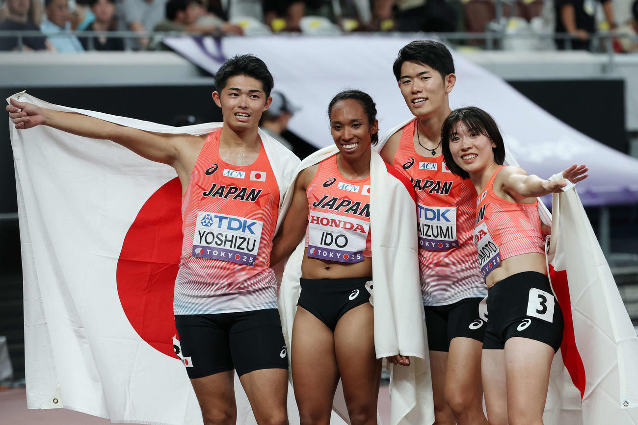 混合1600メートルリレー決勝　レース後、笑顔で記念撮影する左から吉津、井戸、今泉、松本（撮影・宮地輝）