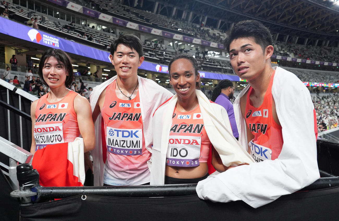 混合1600メートルリレー決勝のレースを終え、記念撮影に応える、左から、松本、今泉、井戸、吉津（撮影・足立雅史）