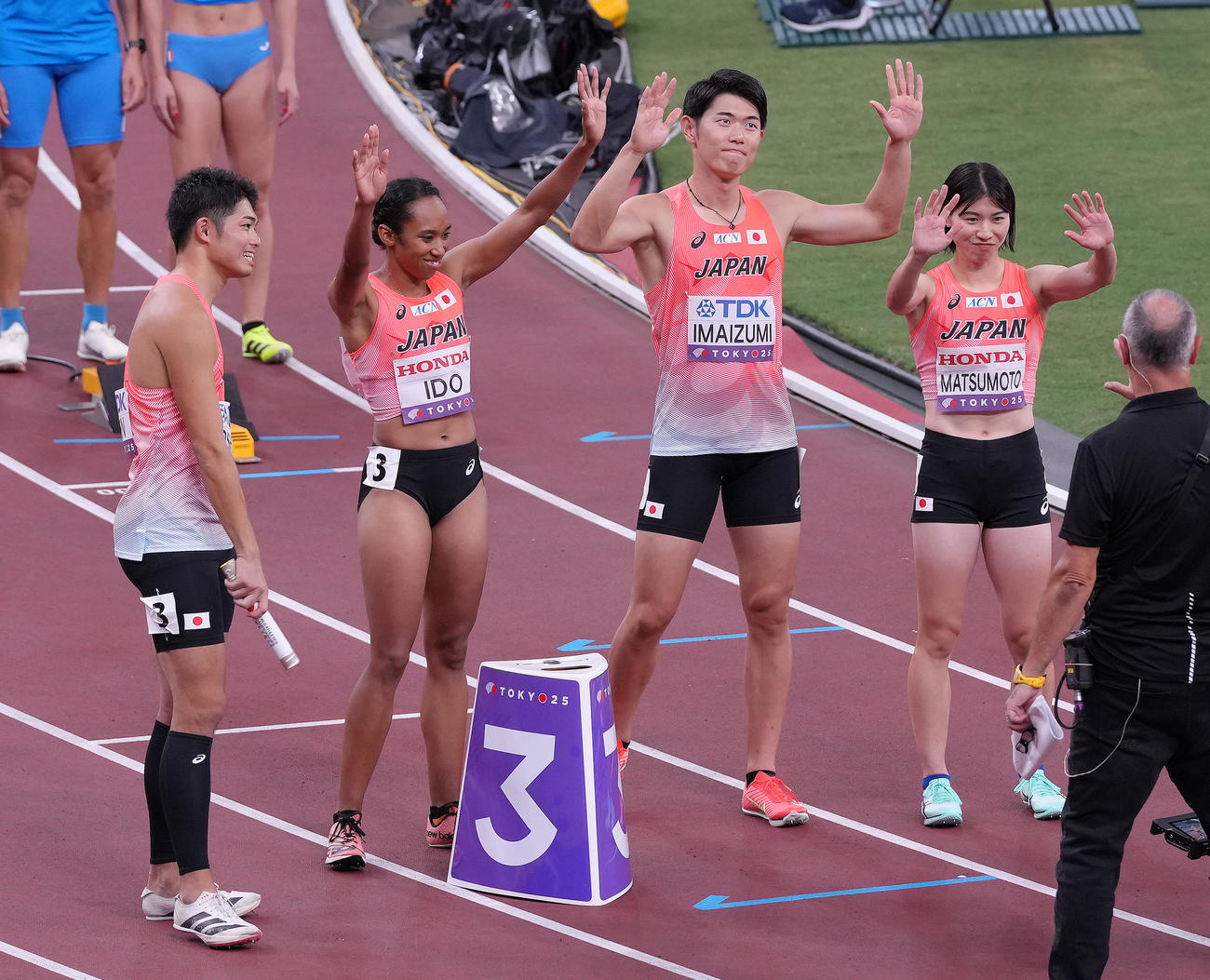 混合1600メートルリレー決勝のレース前、選手紹介され声援に応える、左から、吉津、井戸、今泉、松本（撮影・足立雅史）