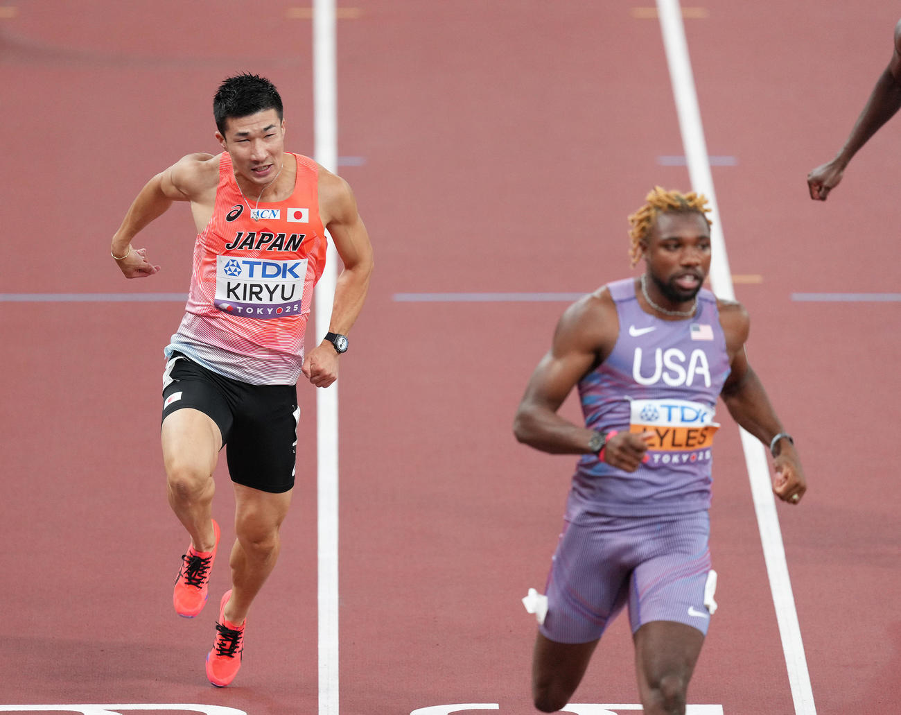 男子100メートル予選でゴールし悔しい表情を見せる桐生（左）。右は1着の米国のライルズ（撮影・足立雅史）