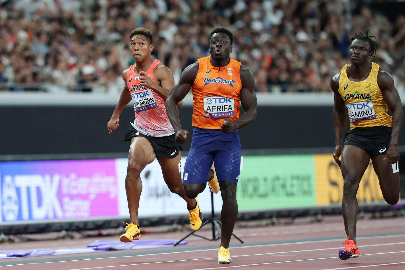 男子100メートル予選　力走するサニブラウン（左）（撮影・宮地輝）