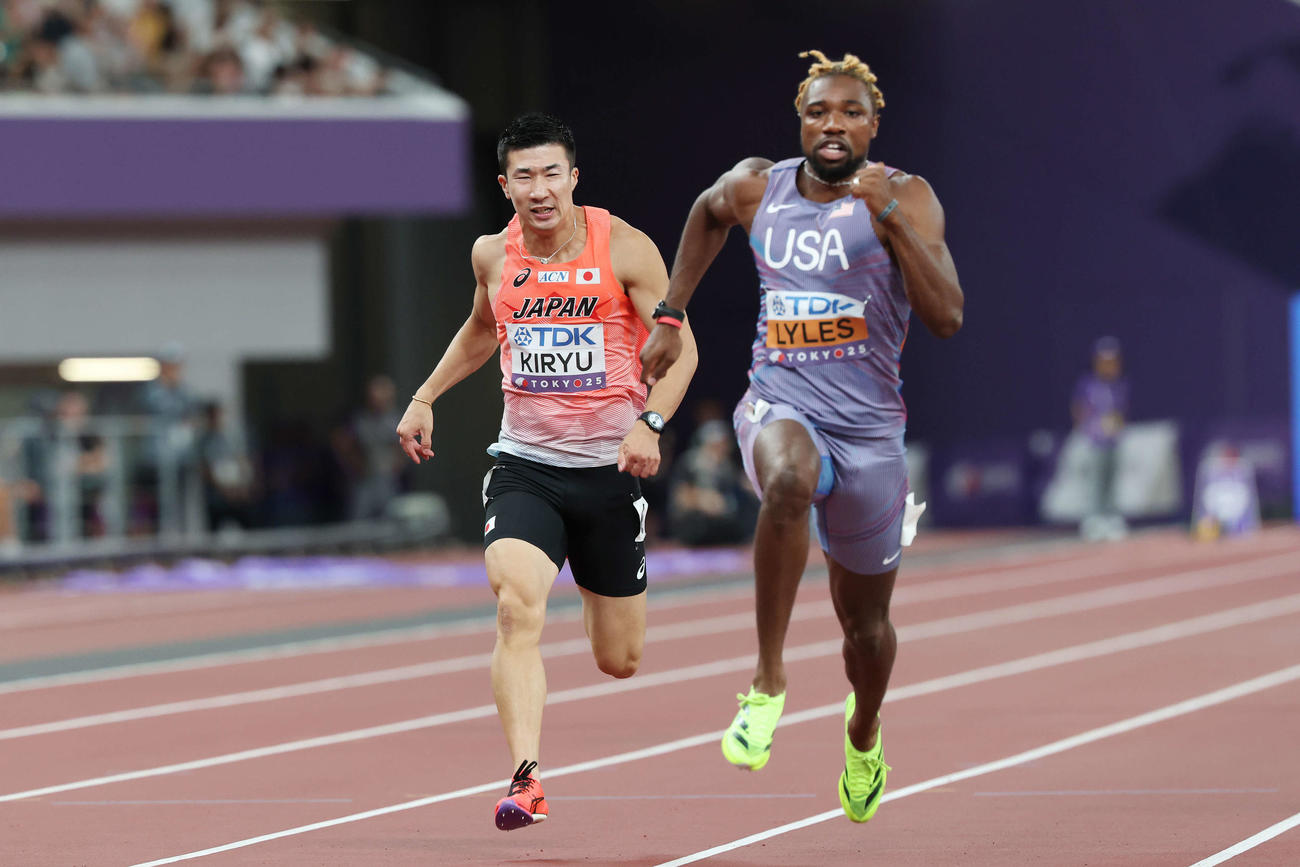 男子100メートル予選　力走する桐生（左）とライルズ（撮影・宮地輝）