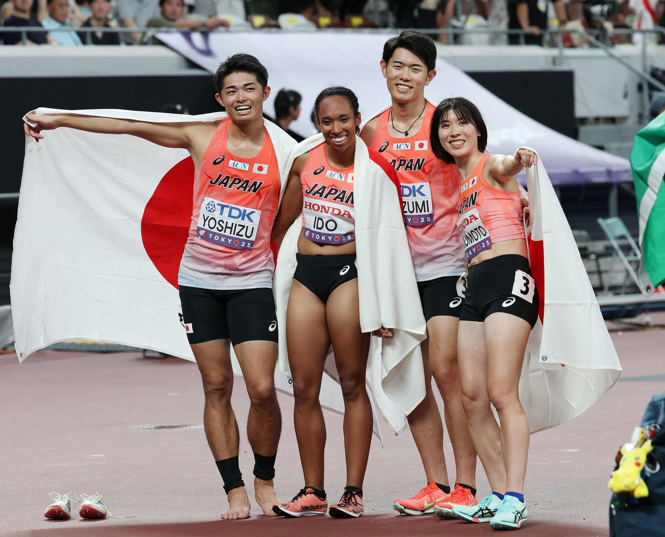 混合1600メートルリレー決勝　レース後、笑顔で記念撮影する左から吉津、井戸、今泉、松本（撮影・宮地輝）