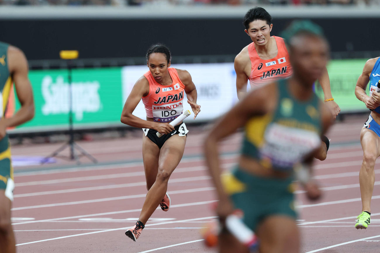 混合1600メートルリレー決勝　バトンを受け取った2走の井戸（撮影・宮地輝）