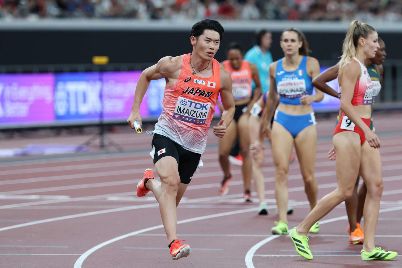 混合1600メートルリレー決勝　バトンを受け取り力走する3走の今泉（撮影・宮地輝）