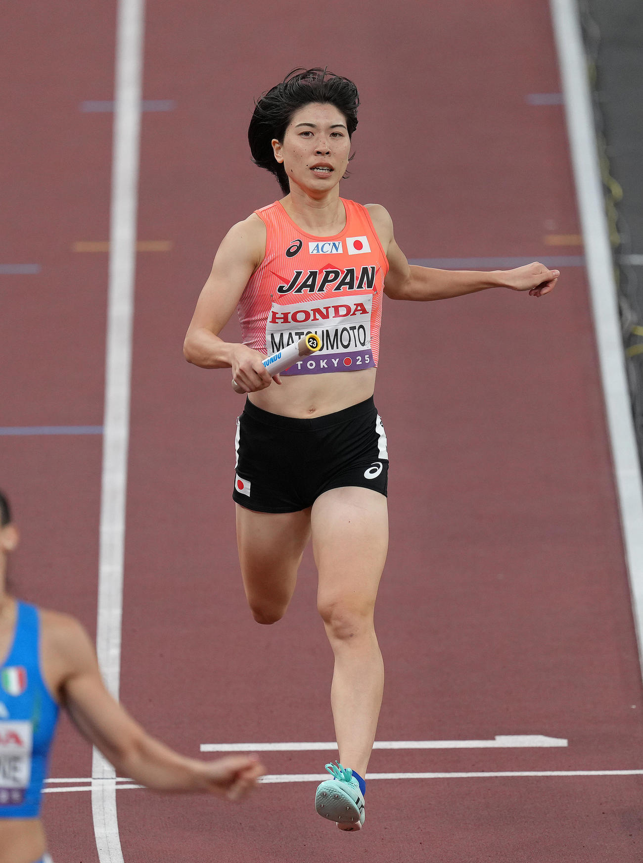 混合1600メートルリレー決勝を8位でゴールしたアンカーの松本（撮影・足立雅史）