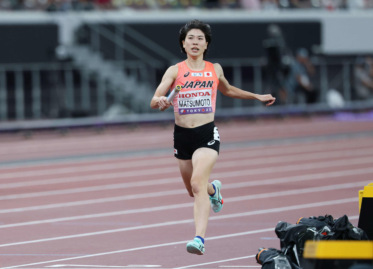 混合1600メートルリレー決勝　ゴールするアンカーの松本（撮影・宮地輝）