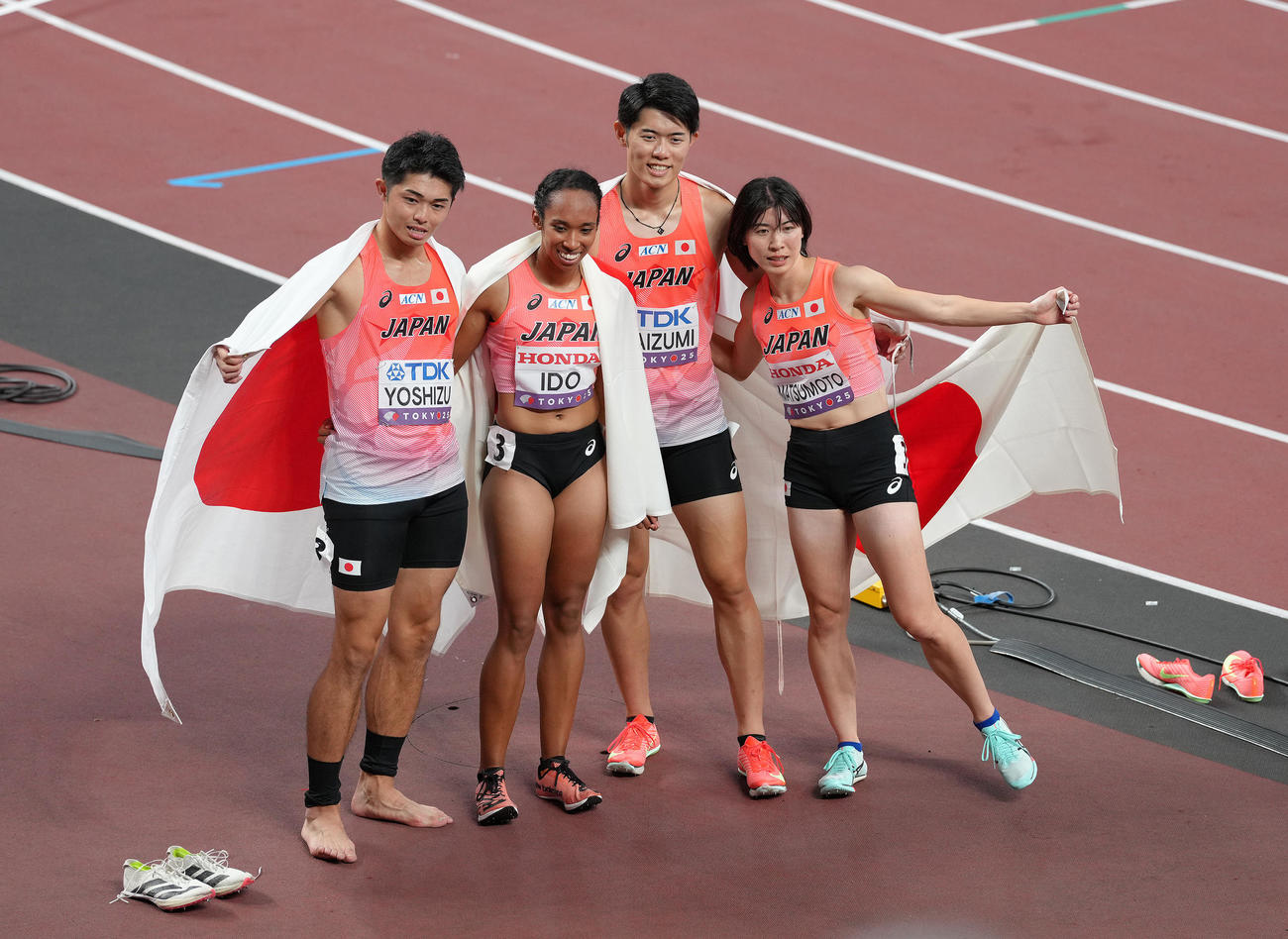 混合1600メートルリレー決勝のレースを終え、記念撮影に応える、左から、吉津、井戸、今泉、松本（撮影・足立雅史）