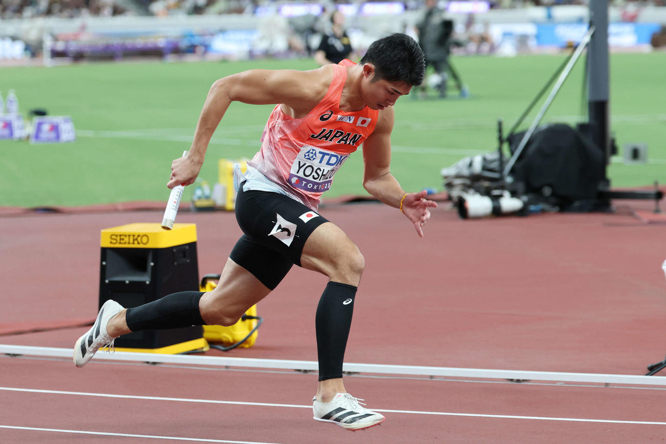 混合1600メートルリレー決勝　スタートする1走の吉津（撮影・宮地輝）